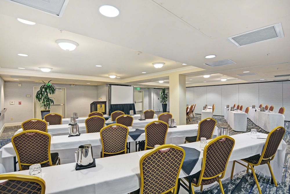 embassy suites by hilton valencia