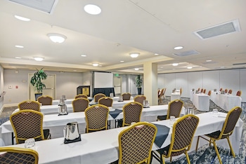 embassy suites by hilton valencia