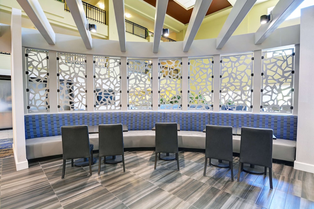 embassy suites by hilton valencia