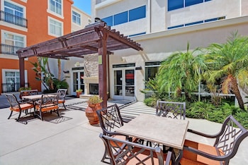 embassy suites by hilton valencia