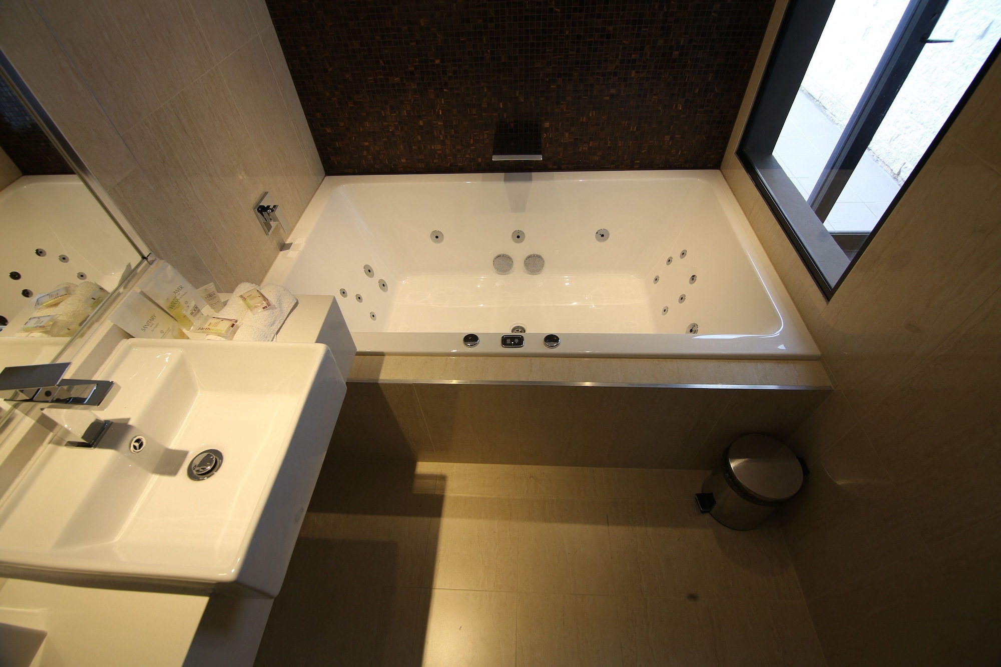holiday inn warwick farm by ihg