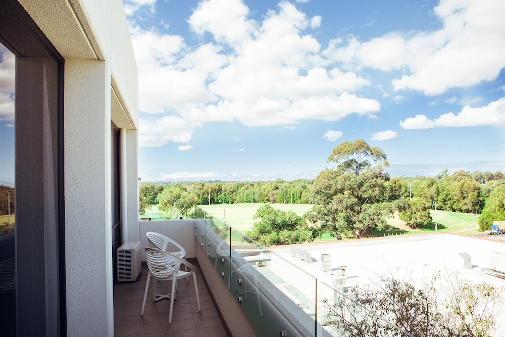 holiday inn warwick farm by ihg