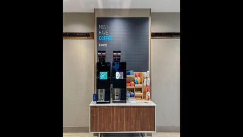 holiday inn express hotel and suites cambridge by ihg