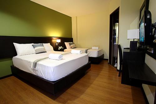 lorenzzo suites hotel