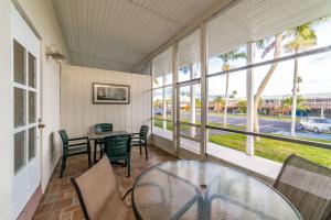 captains table hotel