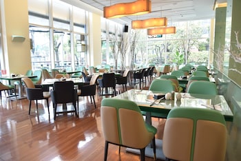 holiday inn shanghai pudong by ihg