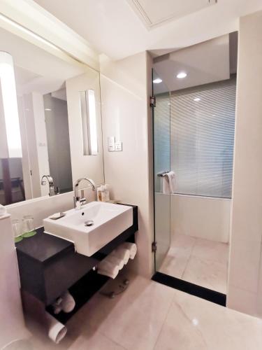 holiday inn shanghai pudong by ihg