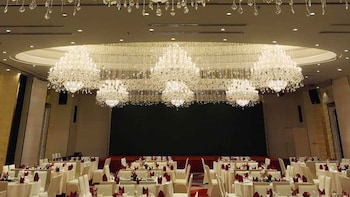 Holiday Inn Shanghai Hongqiao West By Ihg,Minhang>>Downtown Shanghai,4 star