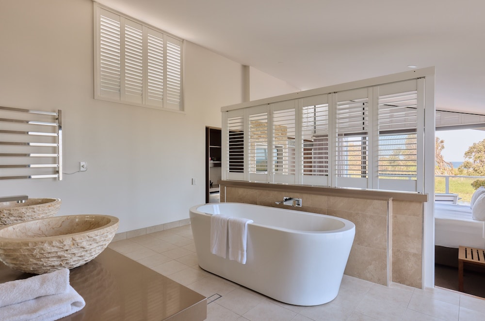 caves coastal bar and bungalows