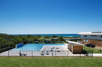 caves coastal bar and bungalows