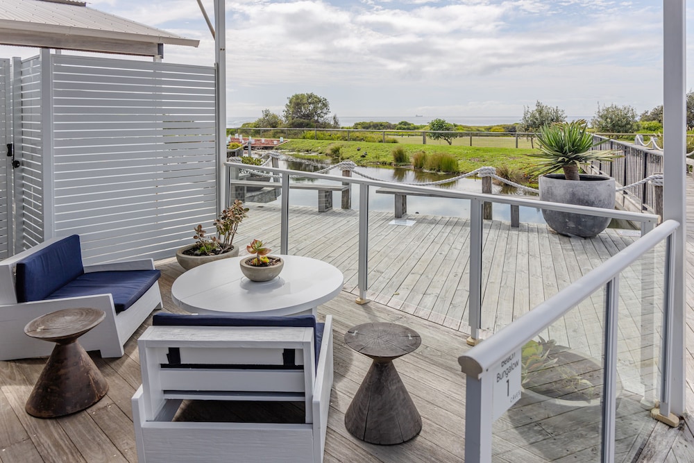 caves coastal bar and bungalows