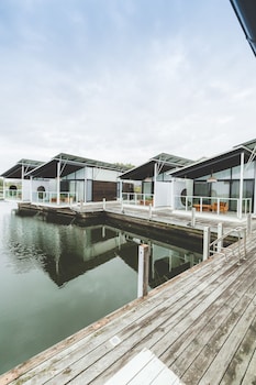 caves coastal bar and bungalows