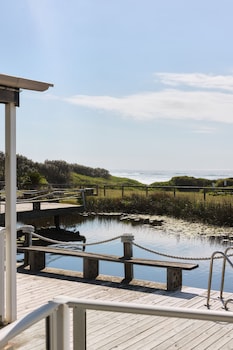caves coastal bar and bungalows
