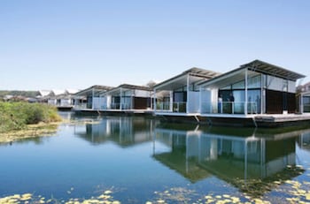 caves coastal bar and bungalows