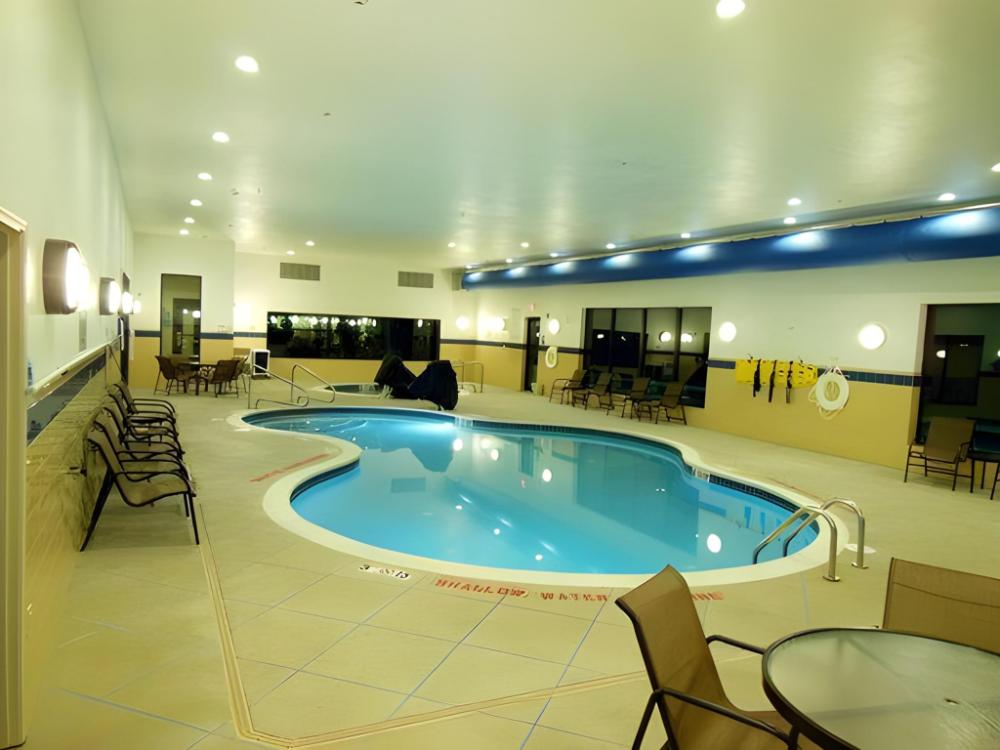 holiday inn express and suites washington meadow lands