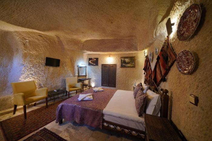 emit cave hotel