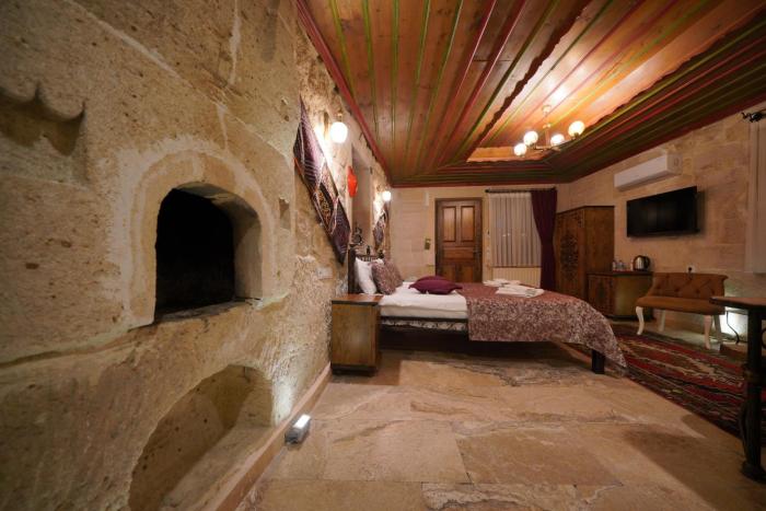 emit cave hotel