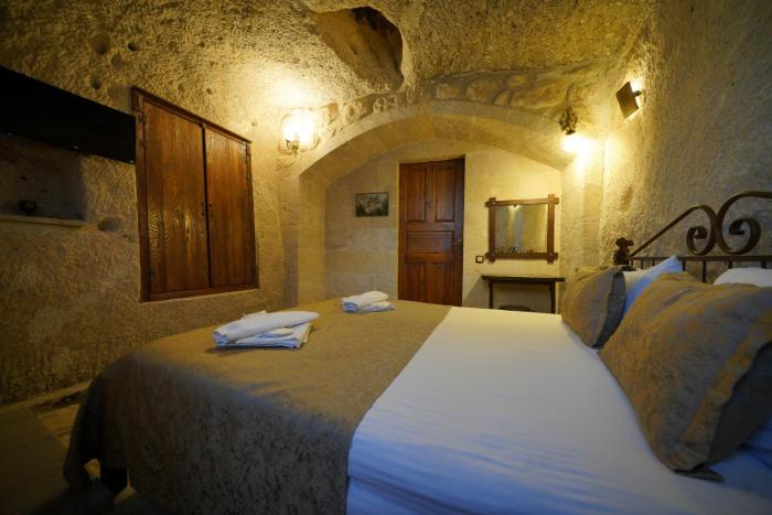 emit cave hotel