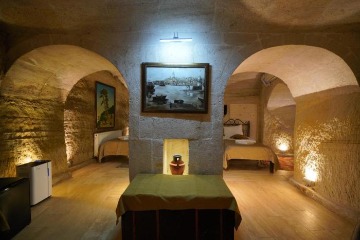 emit cave hotel