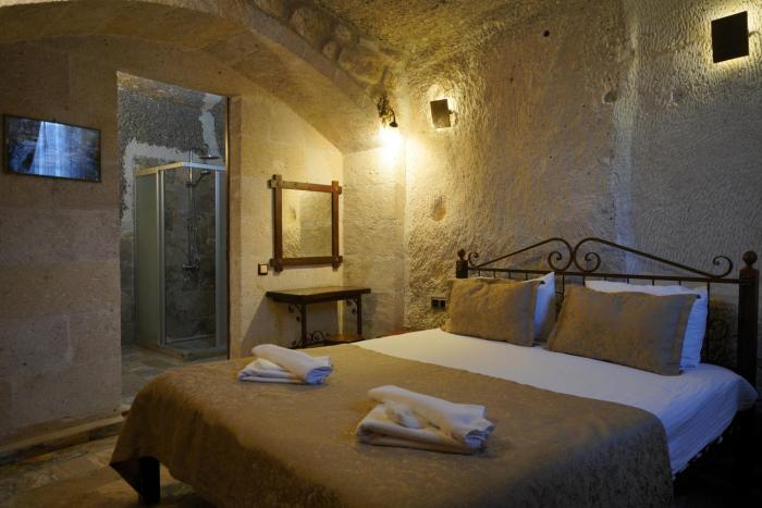 emit cave hotel