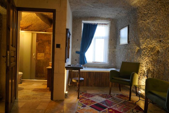 emit cave hotel