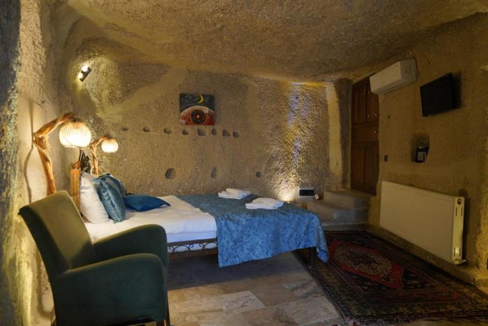 emit cave hotel