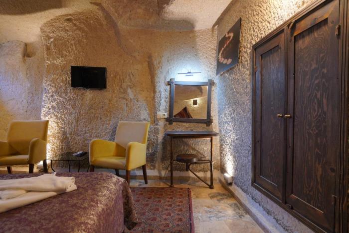 emit cave hotel
