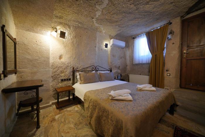 emit cave hotel