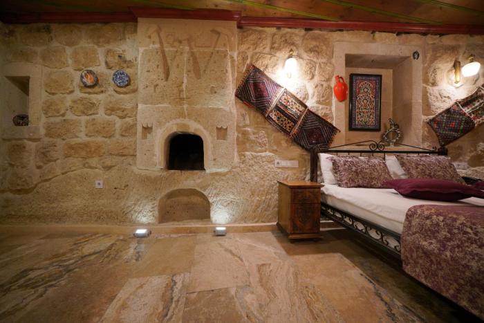 emit cave hotel