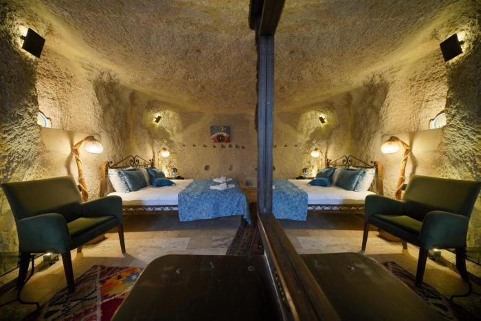 emit cave hotel