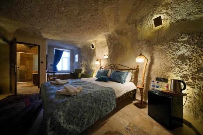 emit cave hotel