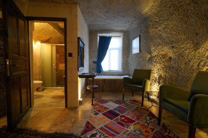 emit cave hotel