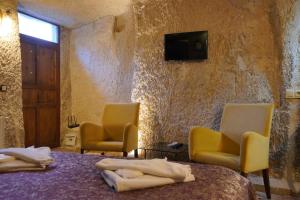 emit cave hotel