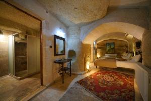 emit cave hotel