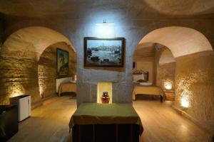 emit cave hotel