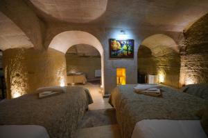 emit cave hotel