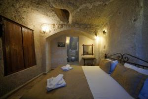 emit cave hotel