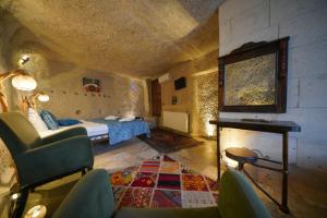 emit cave hotel