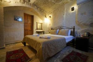 emit cave hotel