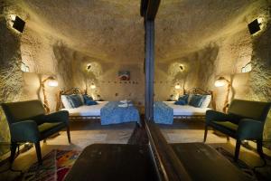 emit cave hotel