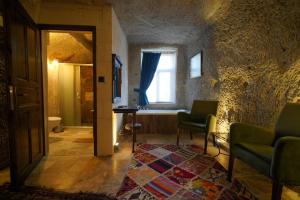 emit cave hotel