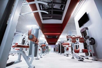 apartments in sky tower with bathtub near the window