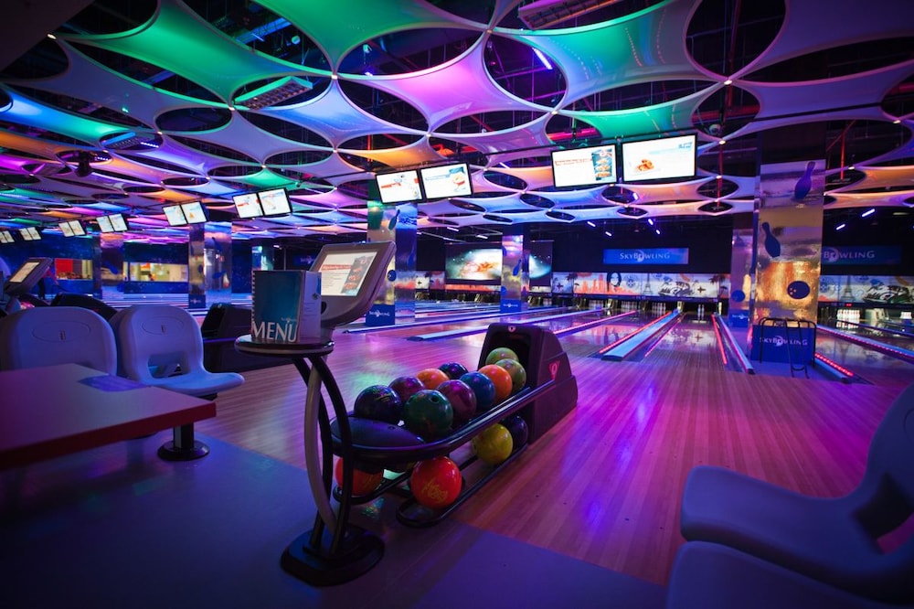 apartments in sky tower with bathtub near the window