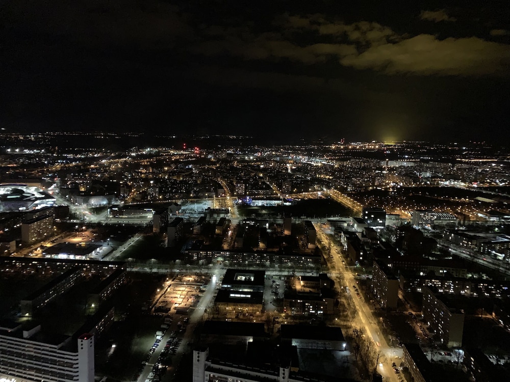 apartments in sky tower with bathtub near the window