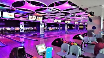 apartments in sky tower with bathtub near the window