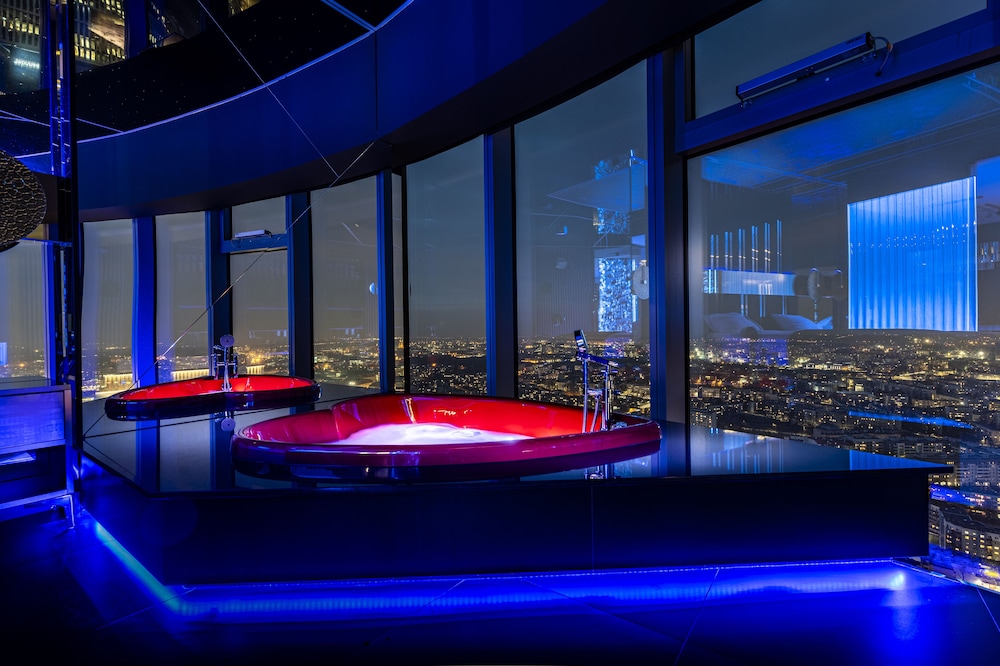 apartments in sky tower with bathtub near the window