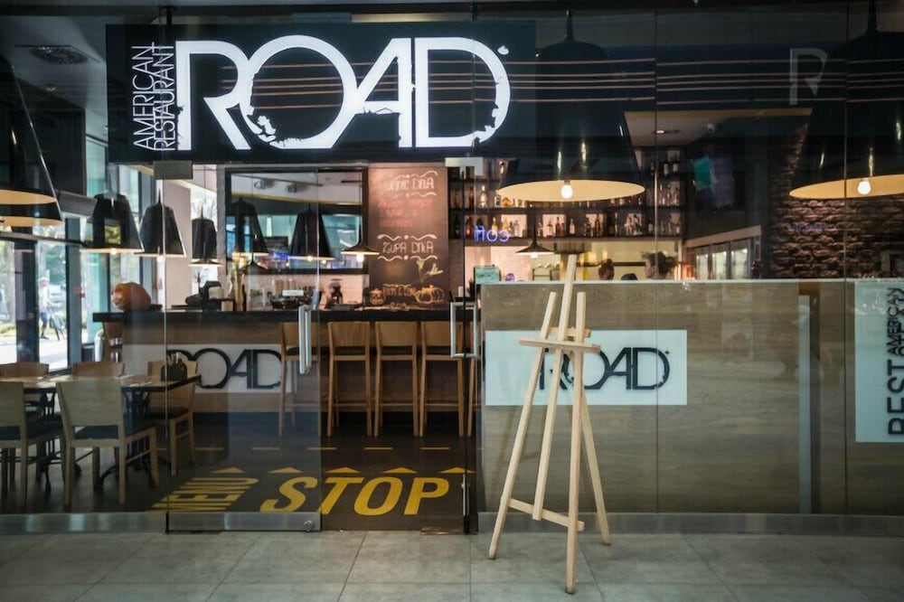 apartments in sky tower with bathtub near the window