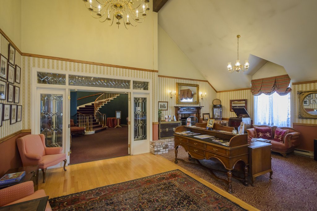 hill house inn