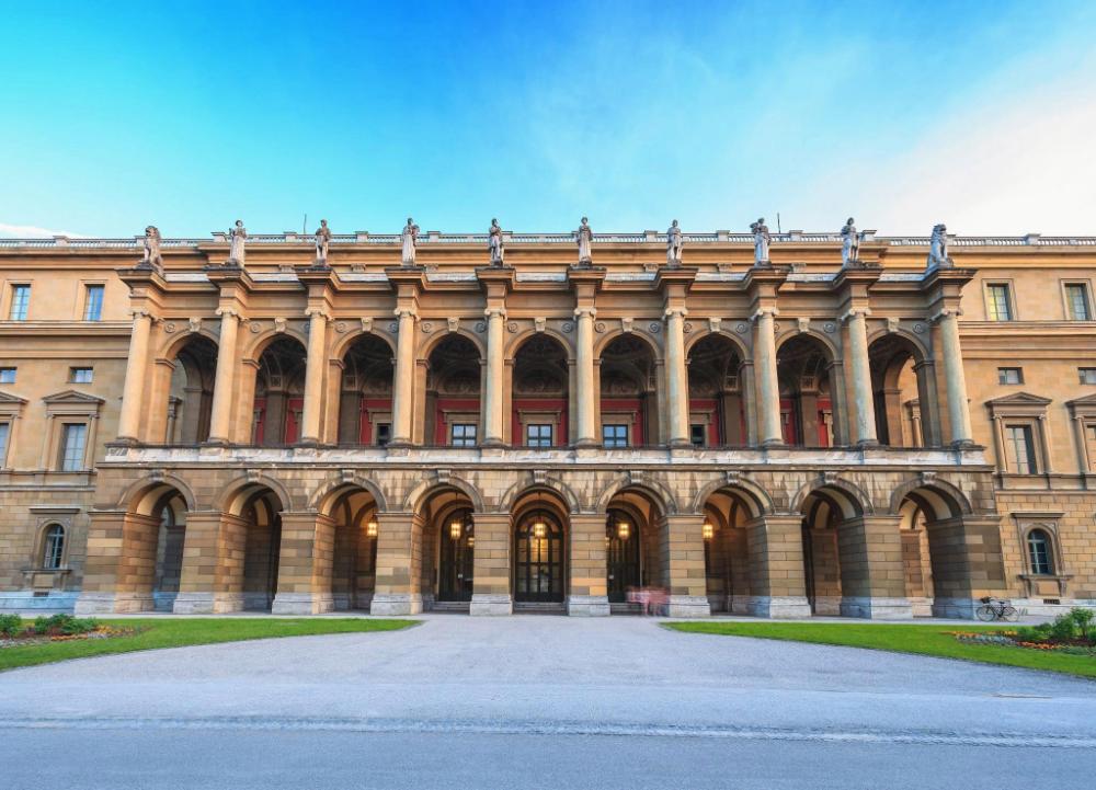 aando munich hauptbahnhof