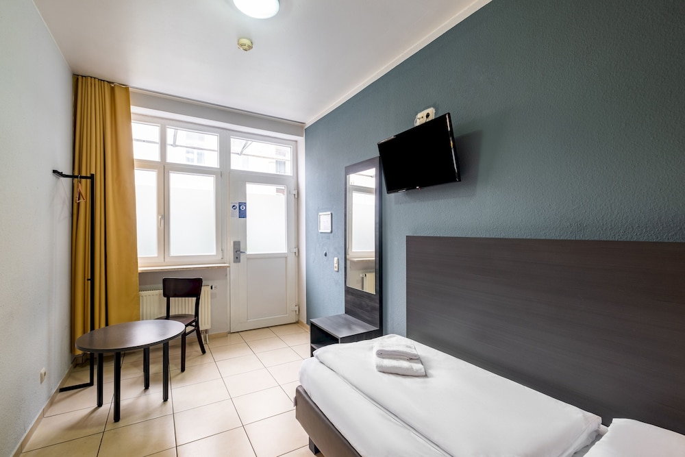 aando munich hauptbahnhof